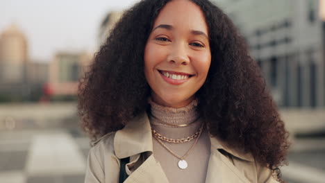 cara, sonrisa y una mujer negra de negocios en la ciudad