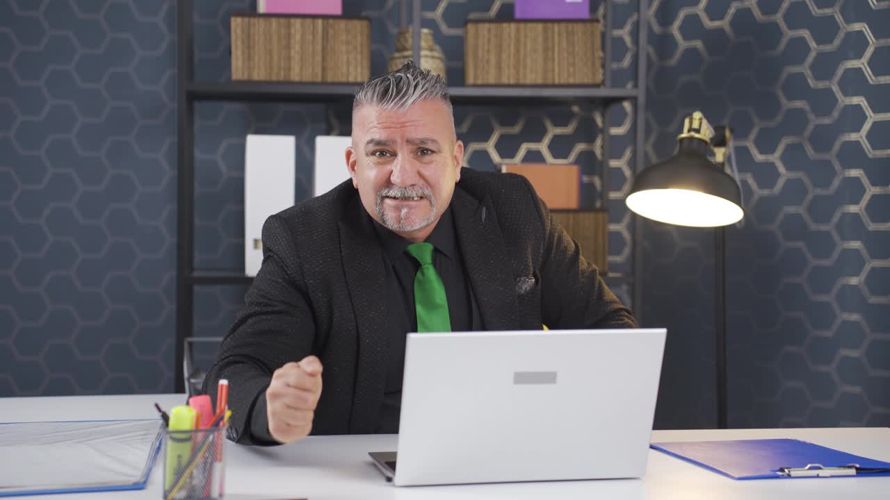 un hombre de negocios enojado mirando a la cámara.