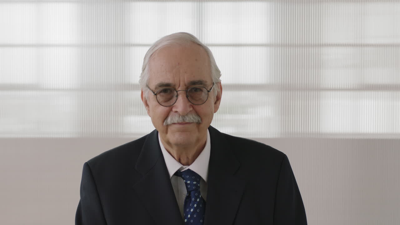 retrato de un ejecutivo de negocios sénior mirando seriamente a la cámara profesional de mediana edad vestido con traje
