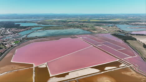 Luftaufnahme-Der-Strahlend-Rosa-Salzformationen-Der-Saline-Du-Midi.