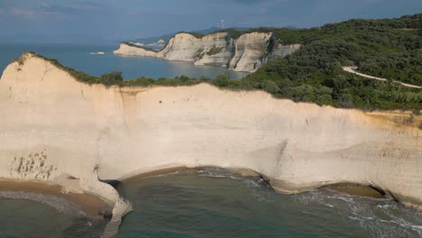 la toma cinematográfica del dron revela el cabo drastis, corfú, grecia