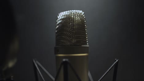 Kippen-Sie-Das-Voice-over-Mikrofon-In-Einem-Dunklen-Studio-Aufnahmeraum-Nach-Oben