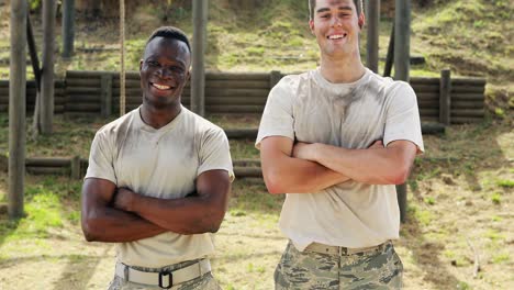 hombres en forma de pie en el campamento de entrenamiento