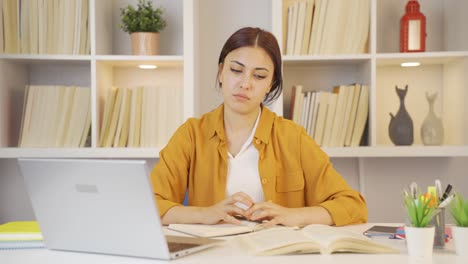 una estudiante deprimida.
