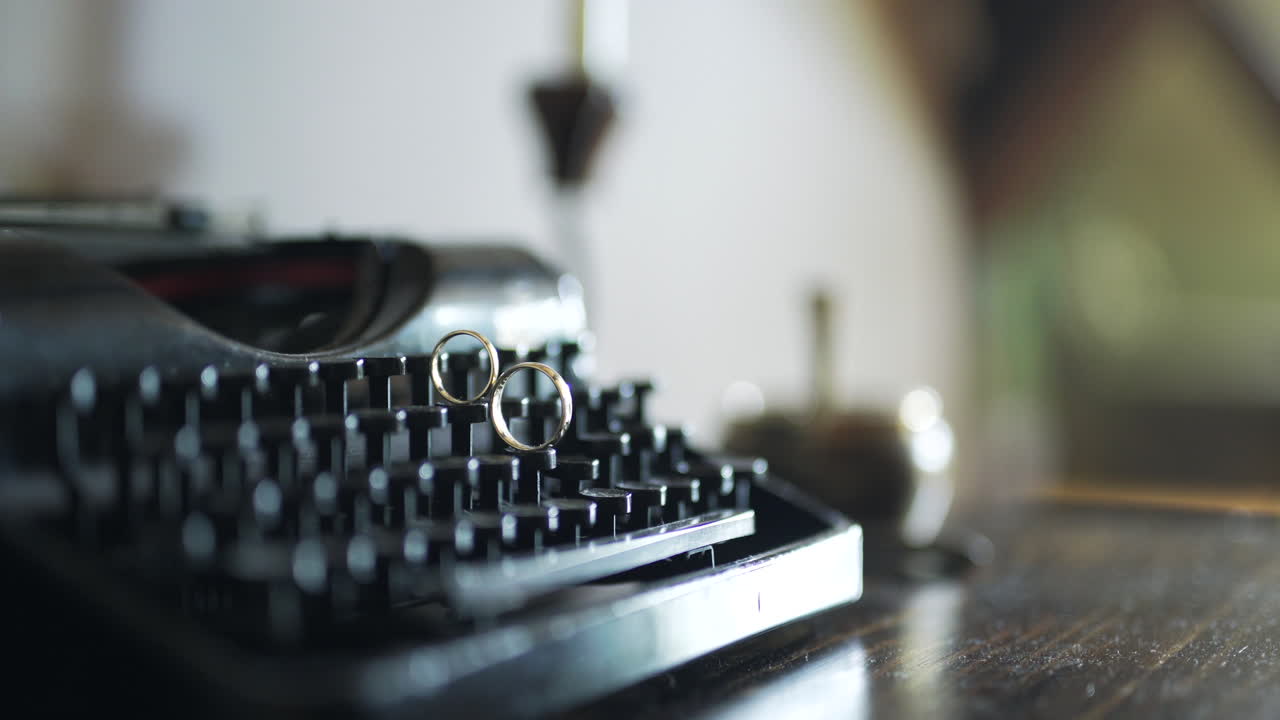 Fedi Nuziali Dorate Collocate su Tasti di Macchina da Scrivere Vintage