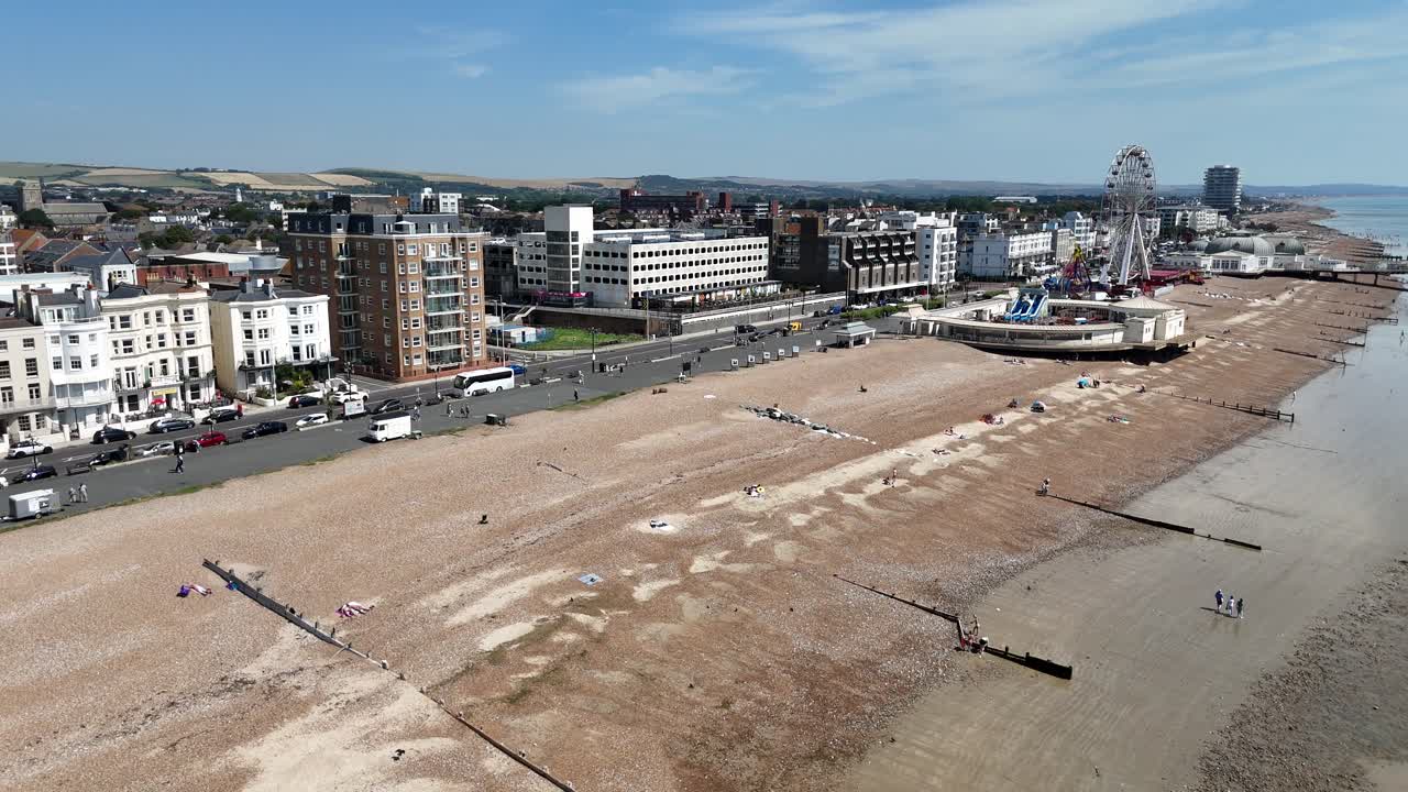 Worthing, West Sussex, Storbritannien, strandpromenad och pir, drönarvy