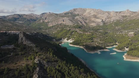 Ein-Blauer-See-Drohnenblick,-Umgeben-Von-Bergen