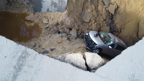 gran agujero del fregadero se traga los coches en la carretera