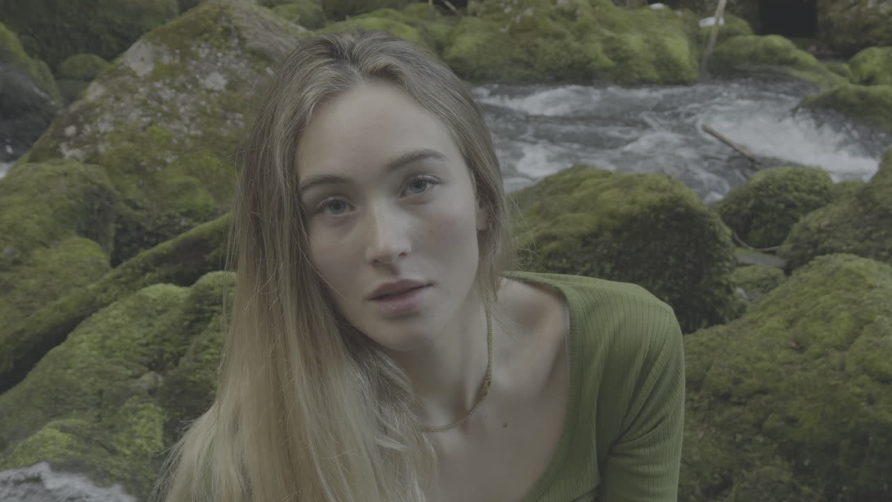 mujer en la naturaleza junto a un río