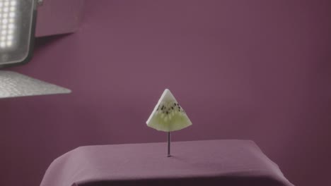 kiwi girando con bucle en la pantalla de fucsia para la llave de croma