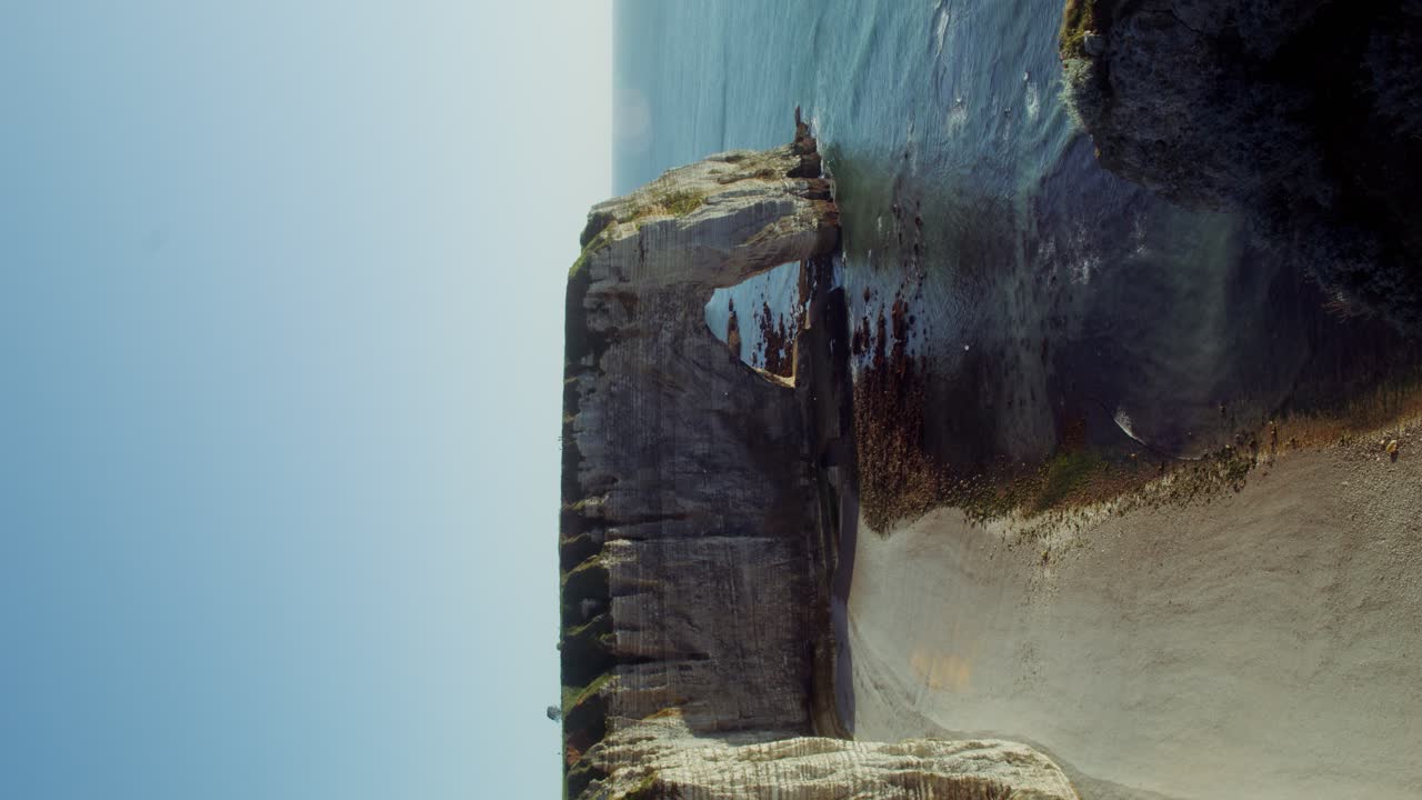 arco costero y acantilados en un día soleado