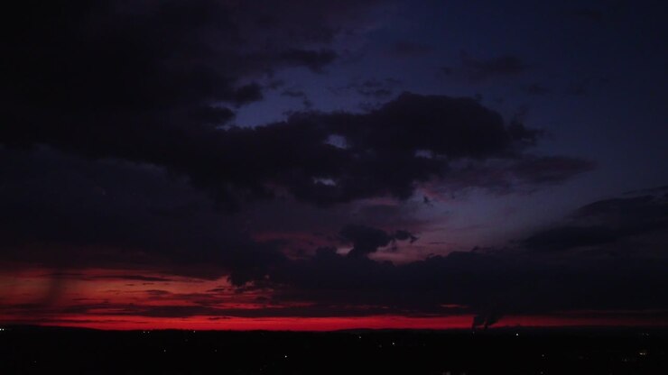 Cielo al tramonto con nuvole temporalesche in avvicinamento