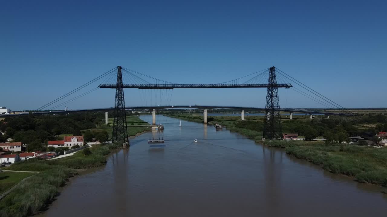 Avvicinamento aereo del ponte sospeso di Rochefort mentre la piattaforma sta attraversando, Francia.