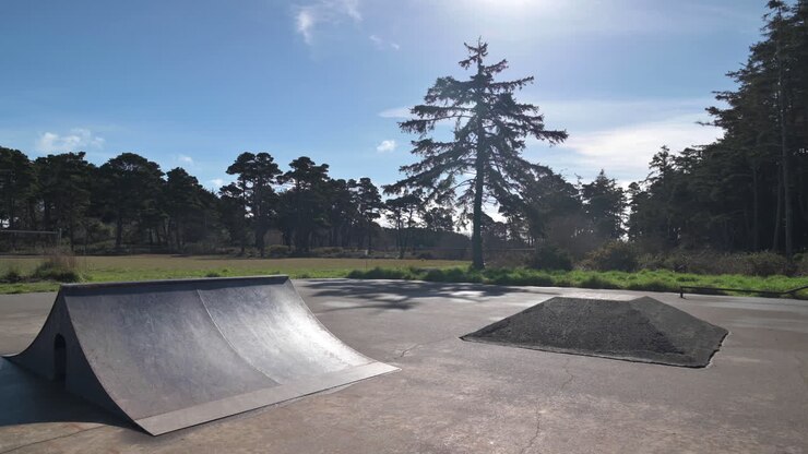 Skatepark vuoto a causa della pandemia di coronavirus in una giornata di sole