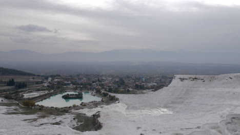 Travertinterrassen-Mit-Blick-Auf-Das-Stadtpanorama-Pamukkale,-Türkei