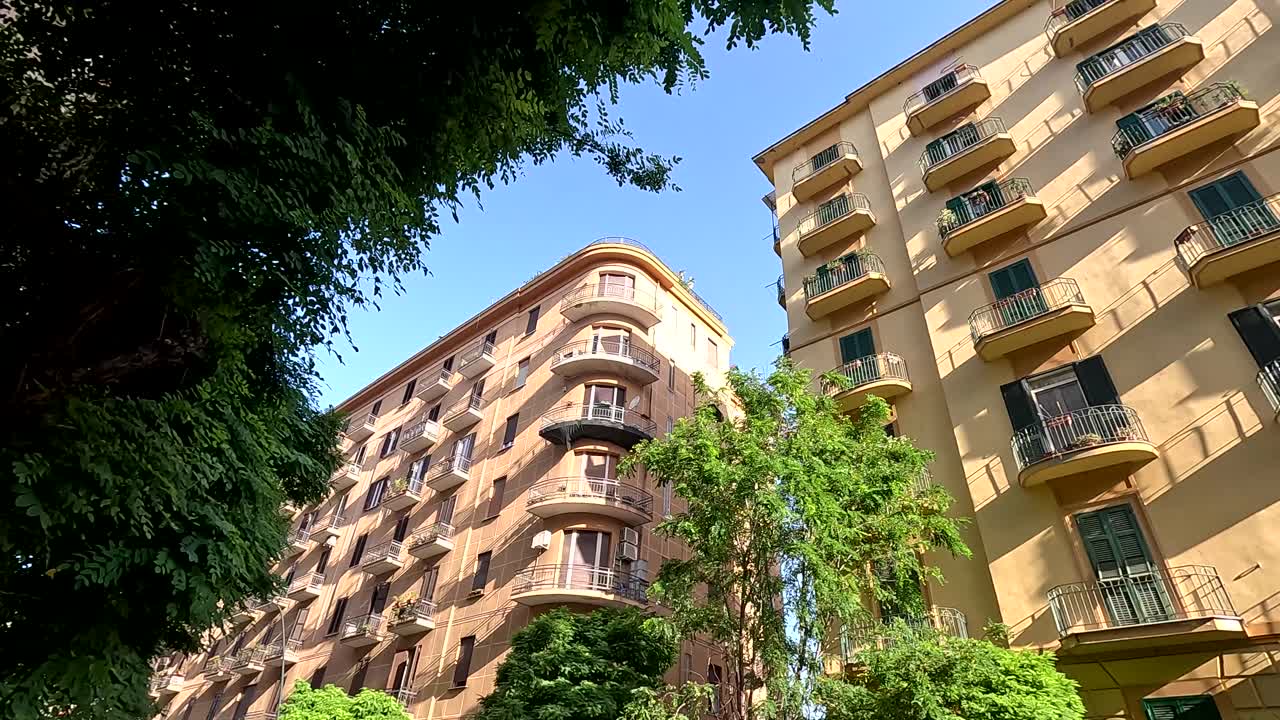 은 파란 하늘 아래 나무가 있는 아파트