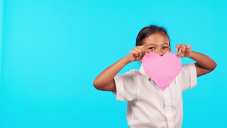 feliz, sonriente y niño con un papel en forma de corazón