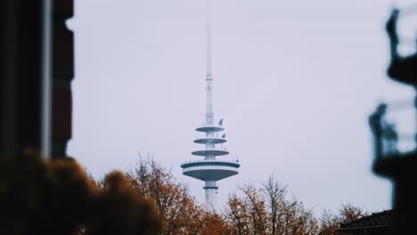 Fernsehturm-Cuxhaven:-Ein-Zeitraffer-Fängt-Den-Subtilen-Tanz-Von-Licht-Und-Schatten-Ein,-Während-Sich-Die-Zeit-Anmutig-Entfaltet,-Und-Bietet-Eine-Einzigartige-Perspektive-Auf-Das-Dauerhafte-Bauwerk