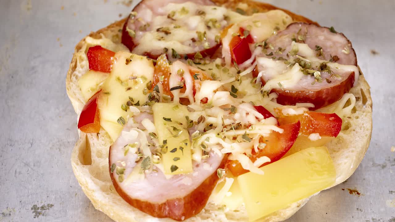 샌드위치 타임랩스에서 녹는 구운 치즈