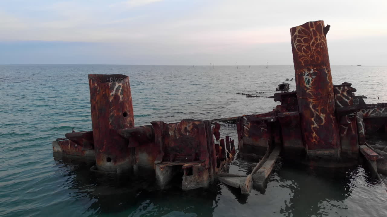 난파선 푸른 바다 바다 그리스 일몰을 통과하는 무인 항공기 비디오