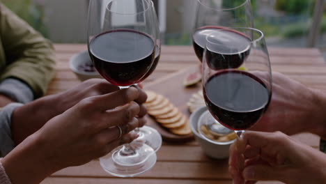 cerrar las manos haciendo tostadas bebiendo vino tinto amigos celebrando juntos disfrutando de la reunión