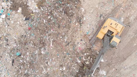 Digger-Limpiando-Basura-Amontonada-En-Un-Vertedero-Lleno-De-Basura