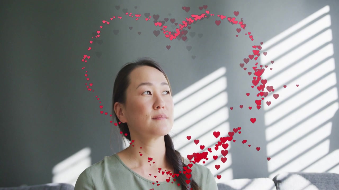 ソファに座る女性が視線を動かし、笑顔を見せる。アニメーションのハートが上昇し、輪郭を描く広告。