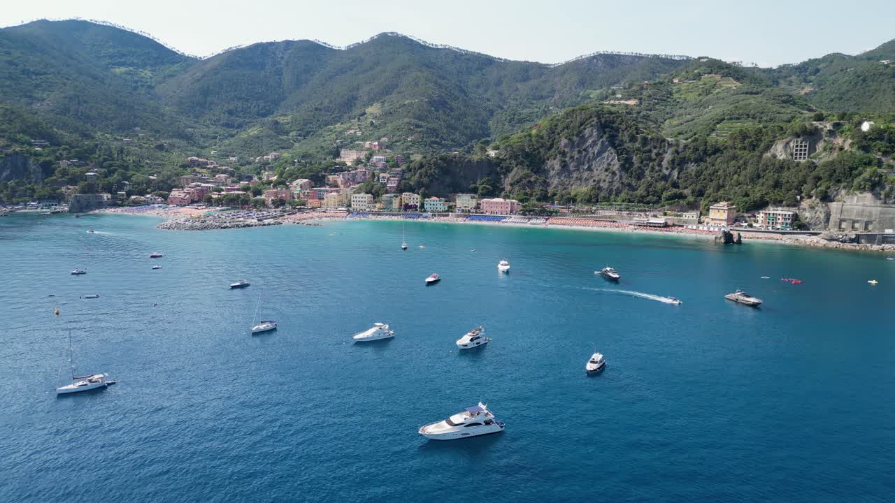 los barcos en monterosso al mare en cinque terre, vernazza, la spezia, liguria, italia - 4k desde el aire