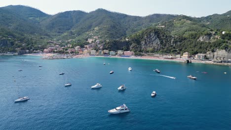 los barcos en monterosso al mare en cinque terre, vernazza, la spezia, liguria, italia - 4k desde el aire