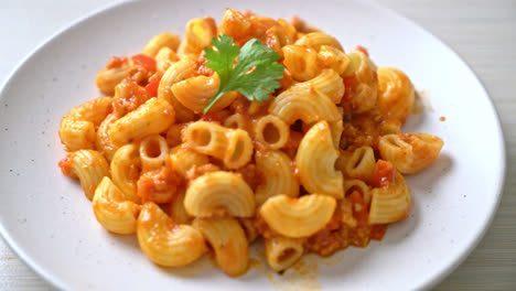 macaroni with tomatoes sauce and mince pork, american chop suey, american goulash