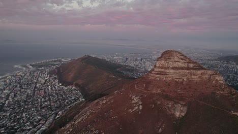 una vista de la cabeza de león y la colina de señal con vistas al centro de la ciudad durante la puesta de sol en ciudad del cabo, sudáfrica