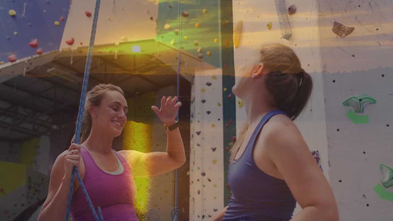 animación del paisaje sobre mujeres caucásicas escalando la pared