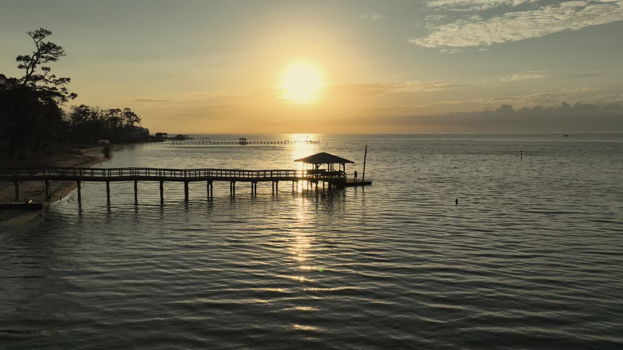 Tramonto sulla Baia di Mobile vicino al molo dell'American Legion in Alabama