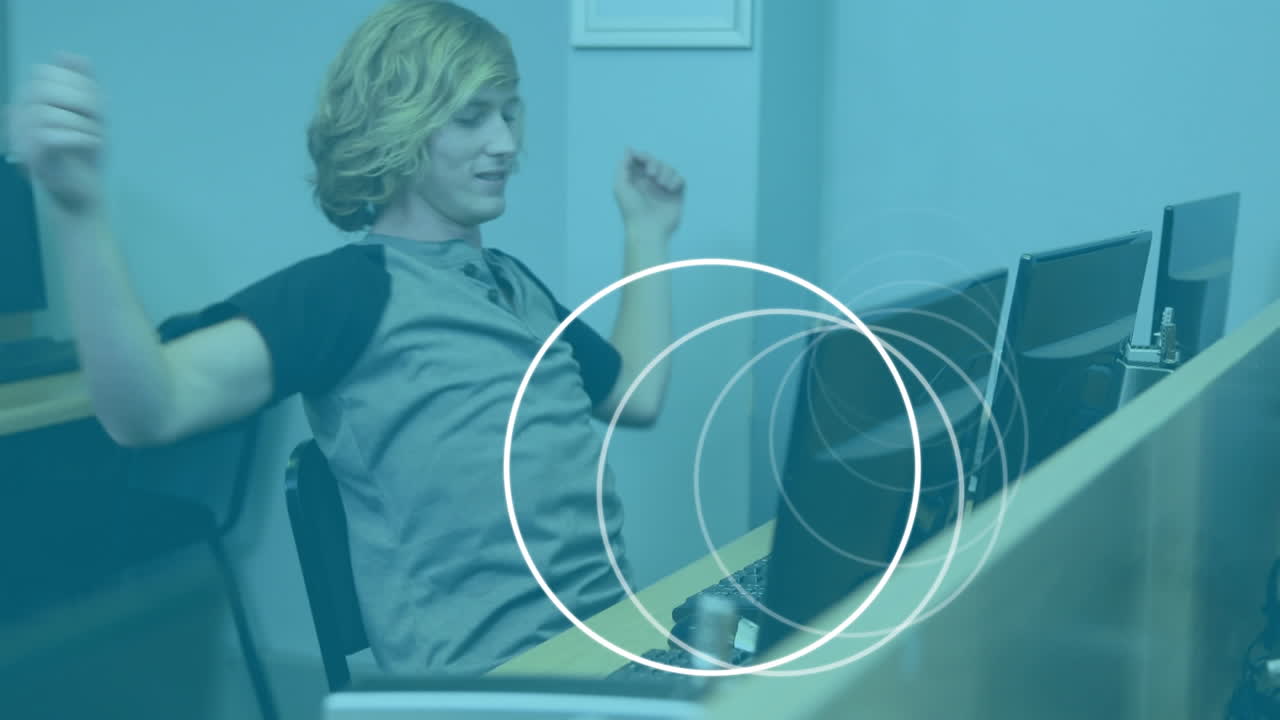 컴퓨터를 사용하여 남학생 위로 움직이는 원의 애니메이션