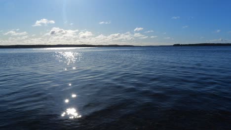 Wunderschöne-Seelandschaft-An-Sonnigen-Tagen