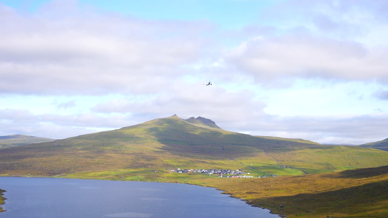 페로 제도 의 바가르 공항 을 향해 소르바그스바트 호수 위 를 날아가는 비행기