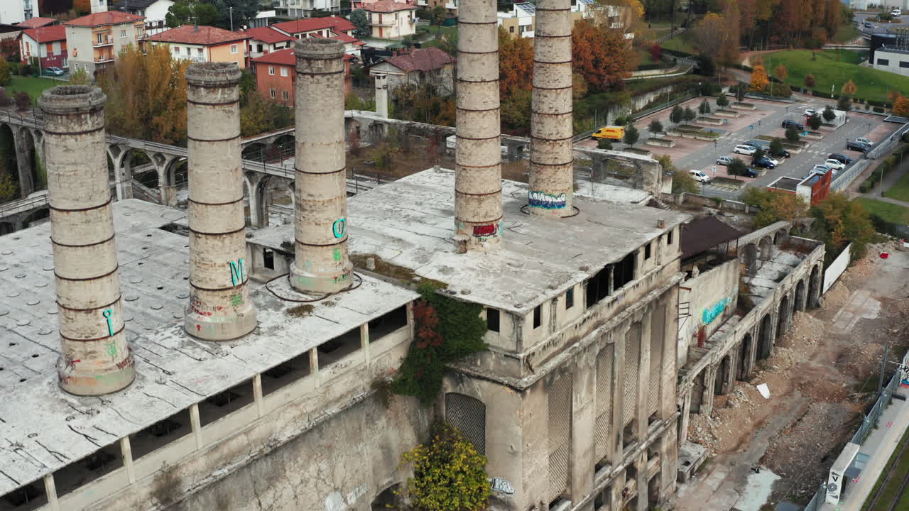산업 현장에 버려진 발전소의 공중 드론 보기
