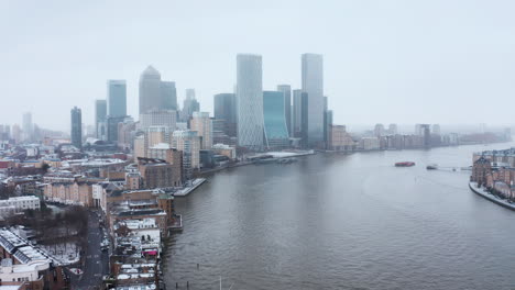 Stationäre-Drohnenaufnahme-Von-Canary-Wharf-Wolkenkratzern-Im-Schnee