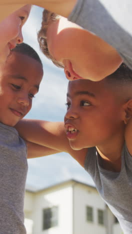 video de niños felices y diversos sosteniendo brazos y hablando