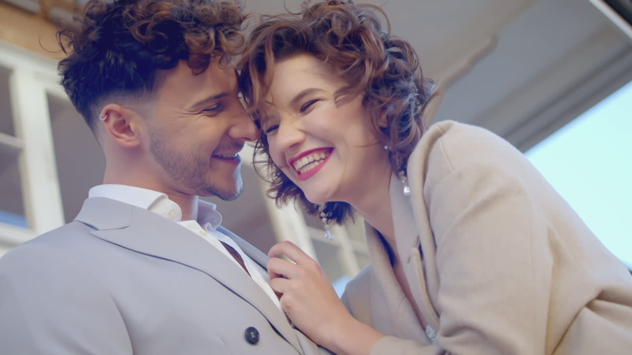 건물 밖의 사랑에 빠진 커플