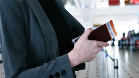 pasajeros de pie con tarjeta de embarque en la cola