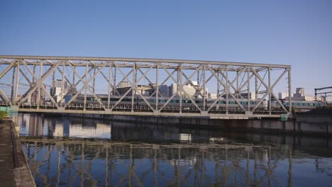 Bahnübergang-Eisenbrücke-Und-Fluss-In-Taisho,-Osaka,-Japan