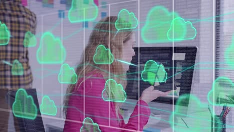 animación de nubes y procesamiento de datos sobre mujer de negocios caucásica en la oficina