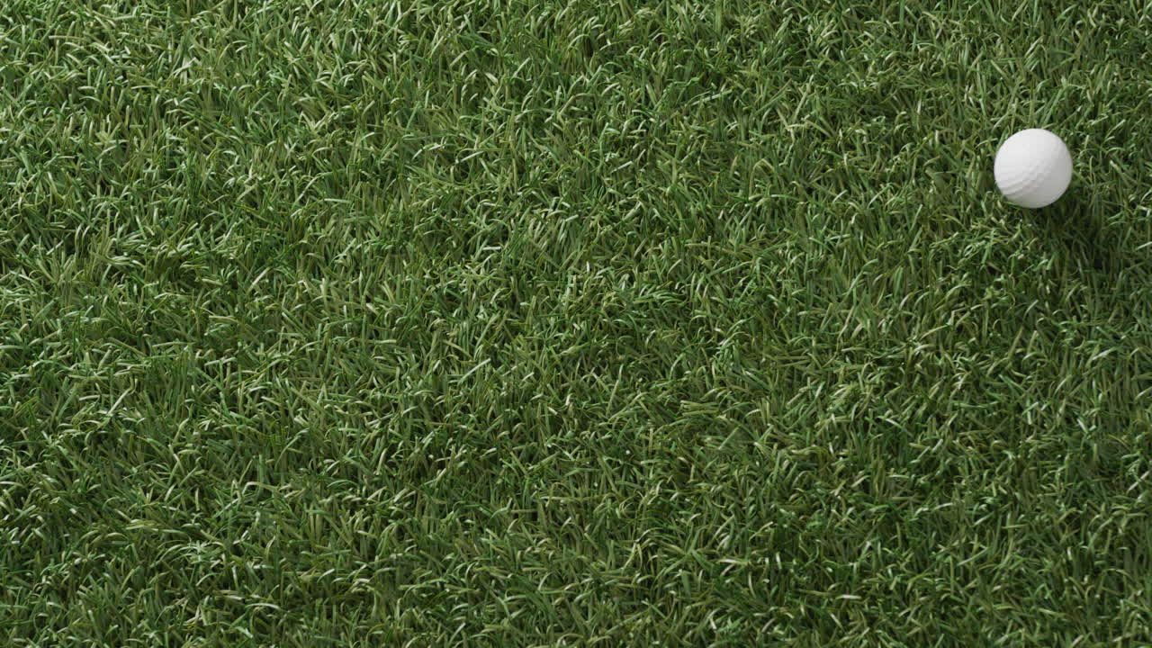 잔디에 있는 골프 공의 클로즈업, 복사 공간, 슬로우 모션