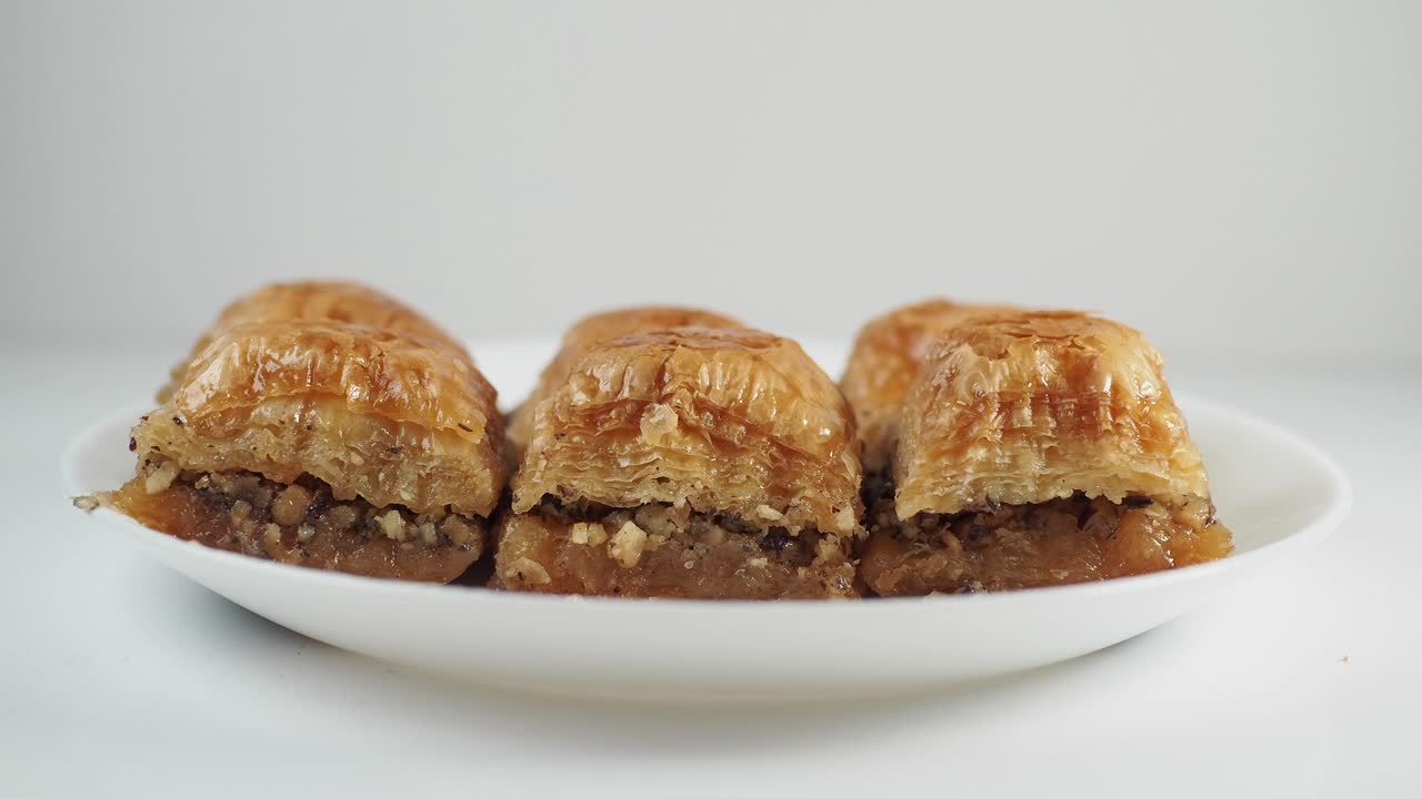un delicioso baklava en un plato