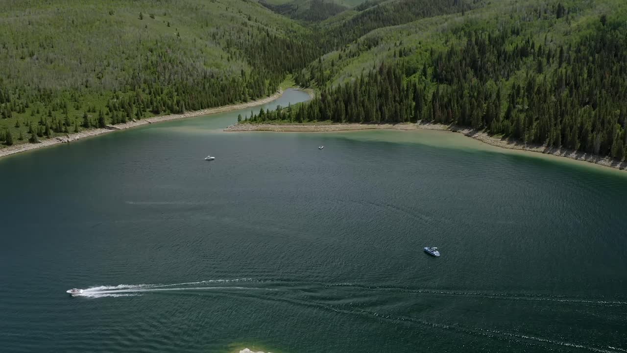 съемка с беспилотника лодок, плавающих по горному водохранилищу в солнечный летний день, панорамная съемка в штате юта