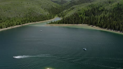 Revelando-Tomas-De-Drones-De-Botes-Flotando-En-Un-Embalse-De-Montaña-En-Un-Día-Soleado-De-Verano,-Tiro-Panorámico-Hacia-Abajo-En-Utah