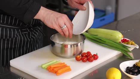 chef preparando un plato de arroz con verduras