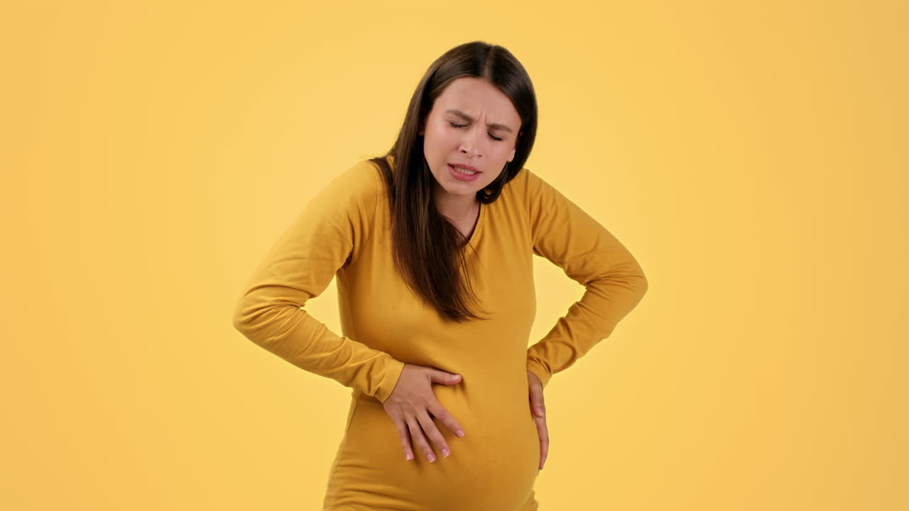 고통 을 겪는 임신 한 여자