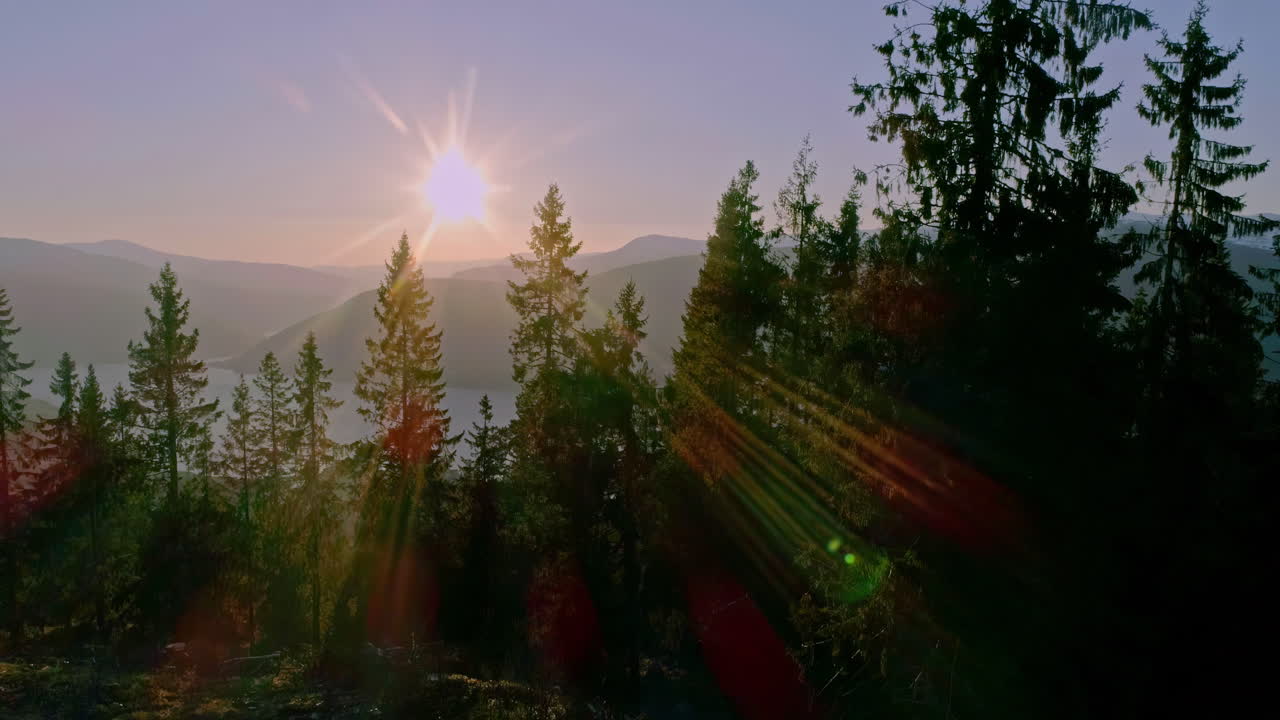 노르웨이의 피요르드를 따라 산맥을 배경으로 해가 지는 높은 각도